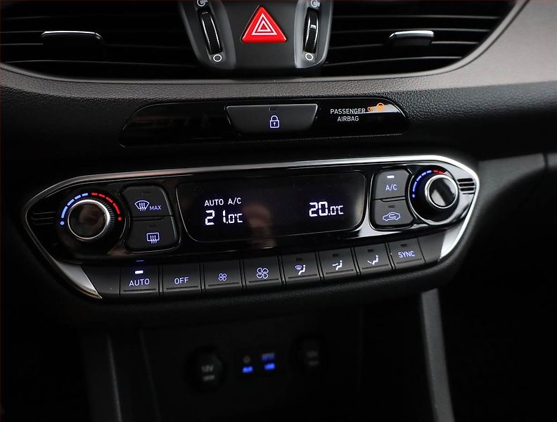 Hyundai i30 (2018) 1.4 T-GDI, ČR,1.maj - fotka 10 z 19