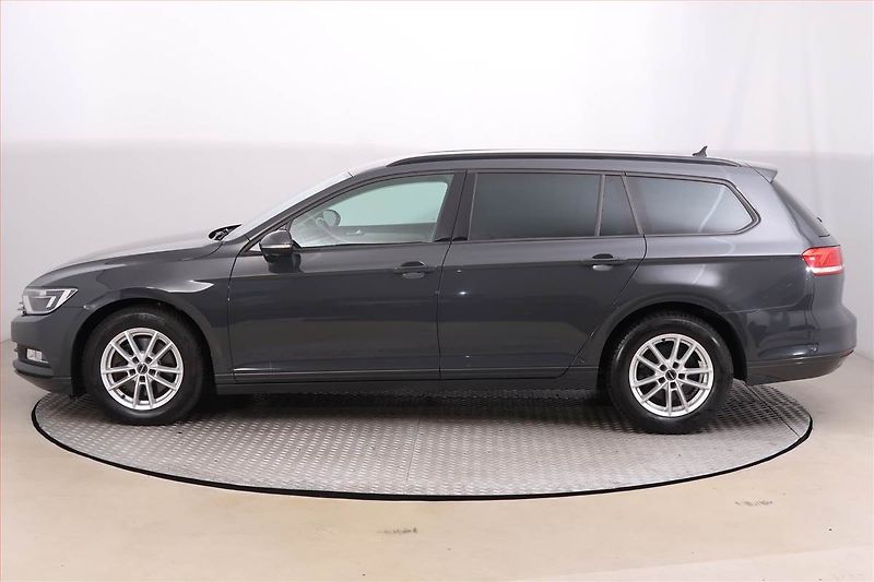 Volkswagen Passat (2018) 2.0 TDI, Automat, Navi - fotka 3 z 19