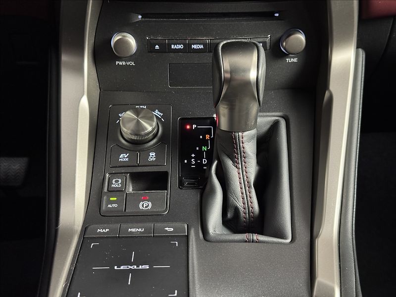 Lexus NX 300h 2,5   Hybrid Luxury LED Assist - fotka 18 z 47