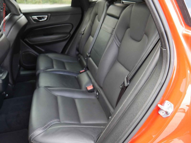 Volvo XC60 (2018) 2.0 T6 4x4, AT, navi, LED - fotka 10 z 19