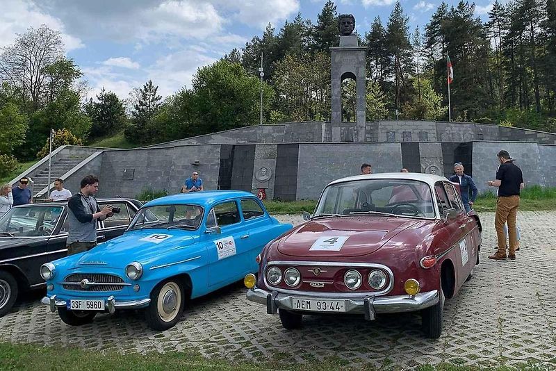 Šest českých automobilových veteránů pojede na světovou výstavu EXPO 2025. Na snímku je Josef Zajíček, vedoucí expedice Robot 2025 a Zdeněk Thoma, vedoucí expedice Sakura 1970.