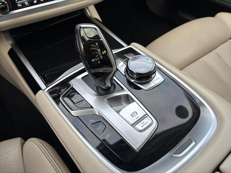 BMW Řada 7 4,4 i 750Li xDrive Individual - fotka 24 z 39