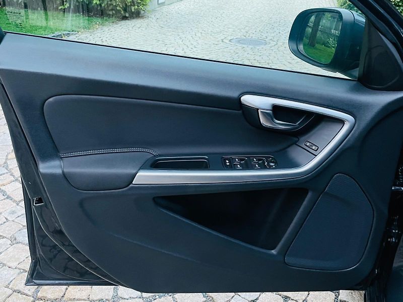 Volvo V60 2.0D3 5V AUT VÝHŘEV SERVISKA - fotka 32 z 47