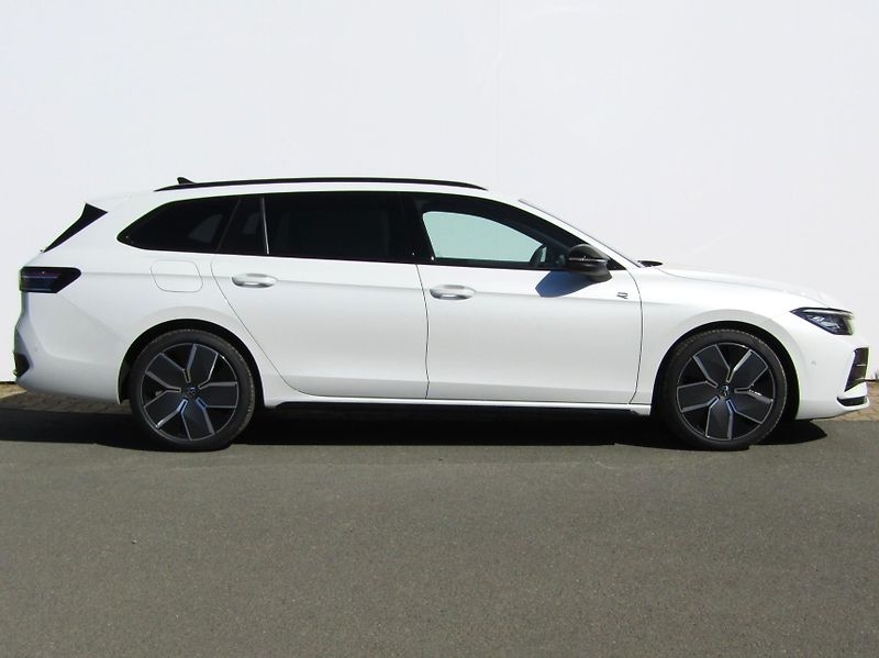 Volkswagen Passat R-Line People 2,0 TDI 110 kW - fotka 3 z 30