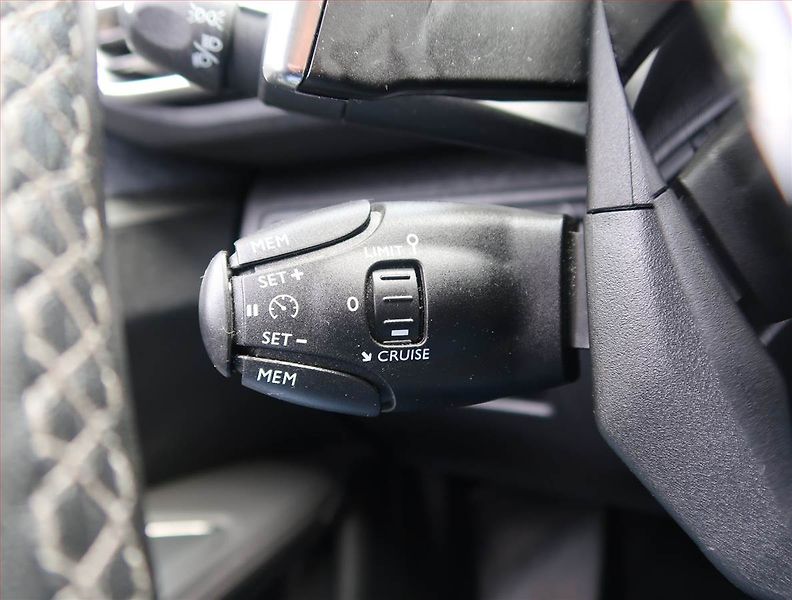 Peugeot 3008 (2018) Allure 1.6 BlueHDi, Automat - fotka 20 z 21
