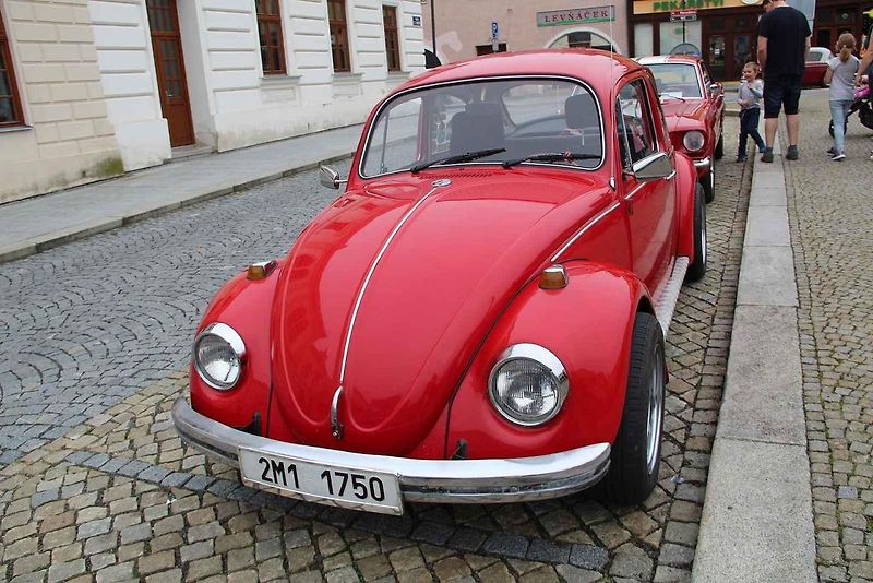 Automobiloví a motocykloví veteráni se rozloučili s letošní sezonou. Start spanilé jízdy Přerovskem byl na náměstí v Lipníku. Neděle 2. září 2023