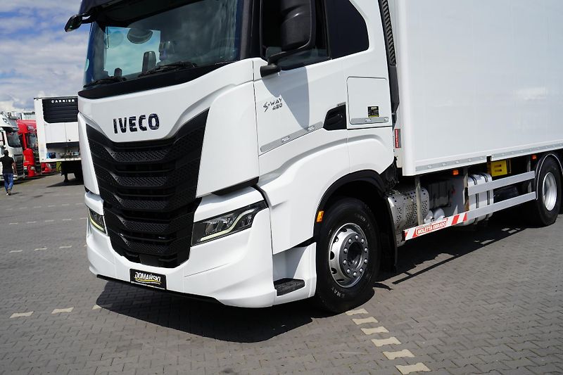Iveco S-WAY (2021) 420 / E 6 / KONTENER + WINDA / - fotka 37 z 47