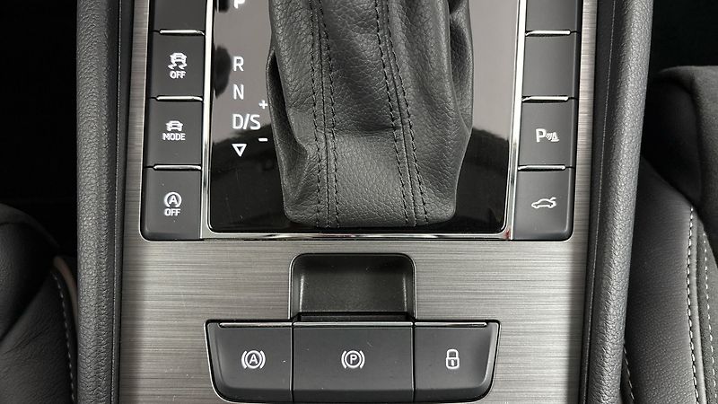 Škoda Superb 2.0 TDI DSG 4x4 Scout Combi - fotka 26 z 34