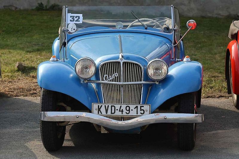Krása a elegance starých strojů na veteránské vyjížďce plzeňského Veteran Car Clubu v Radobyčicích.
