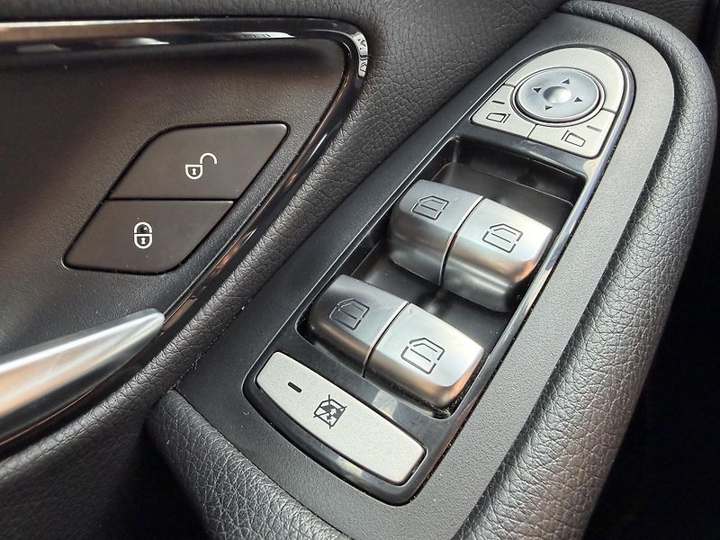 Mercedes-Benz Třídy C 180 CGI AUTOMAT LED NAVIGACE - fotka 15 z 38