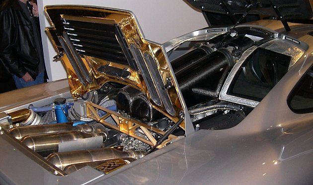 Technika McLarenu F1 ukazuje, proč oprava takového vozu nemá mnoho společného s běžným servisem. U vzácného supersportu se neřeší jen cena dílů, ale také odborná práce a zachování sběratelské hodnoty., zdroj: Sfosnkett~commoswiki/Wikimedia CC BY 3.0
