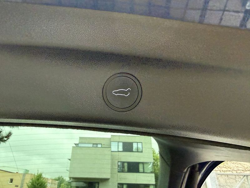Tesla Model Y Long Range AWD - fotka 37 z 41