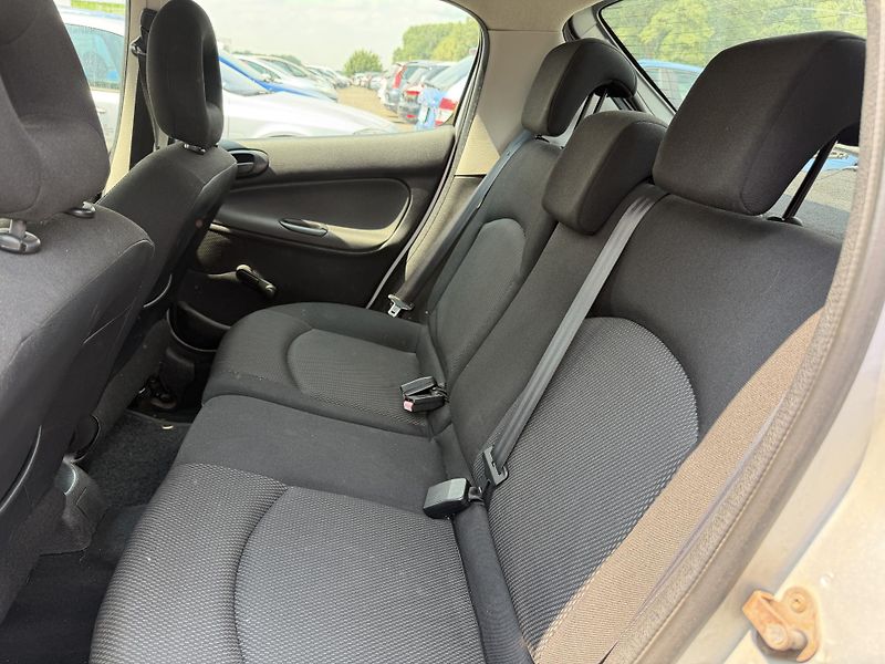 Peugeot 206 1.4i - fotka 12 z 21