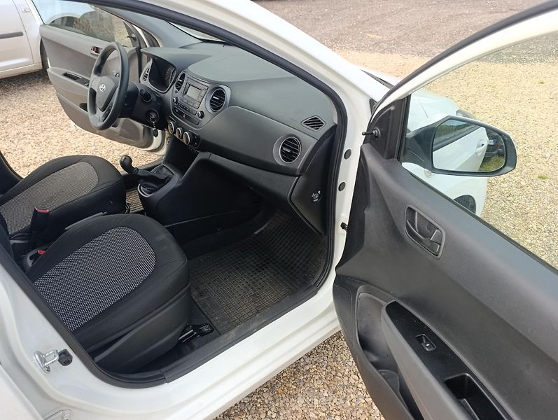 Hyundai i10 (2019) 1.0 Family club - fotka 16 z 23