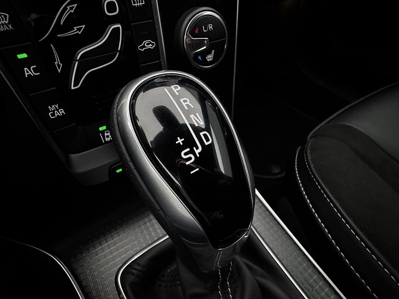 Volvo V40 T3 R-DESIGN AUT REZERVACE - fotka 35 z 47