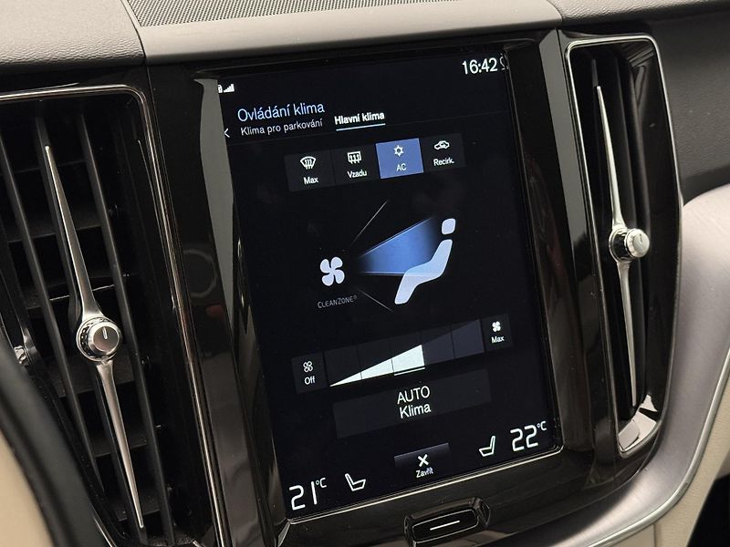 Volvo XC60 B4 AWD MOMENTUM PRO REZERVACE - fotka 38 z 43