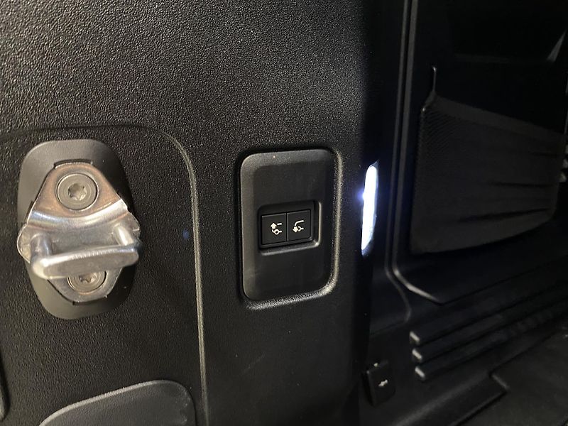 Land Rover Defender 110 D300 X-DYNAMIC SE AWD CZ - fotka 31 z 48