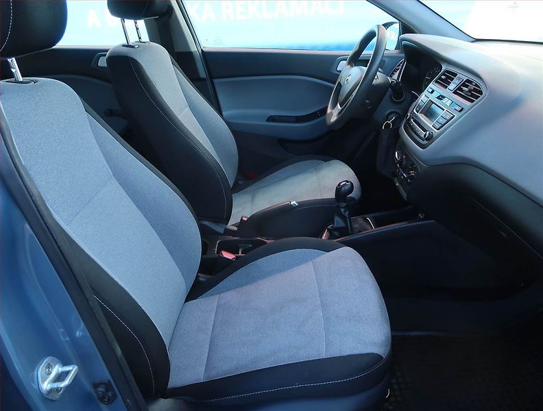 Hyundai i20 (2016) 1.2, Serv.kniha, Park. senzory - fotka 9 z 16