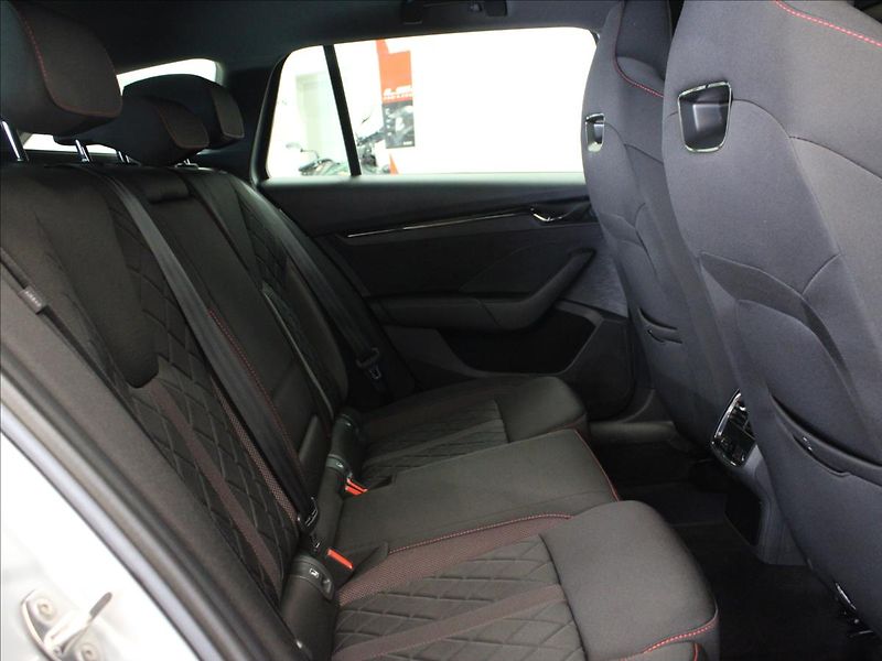 Škoda Octavia 2,0 TDI RS DSG, NAVI, 1. majit - fotka 13 z 40