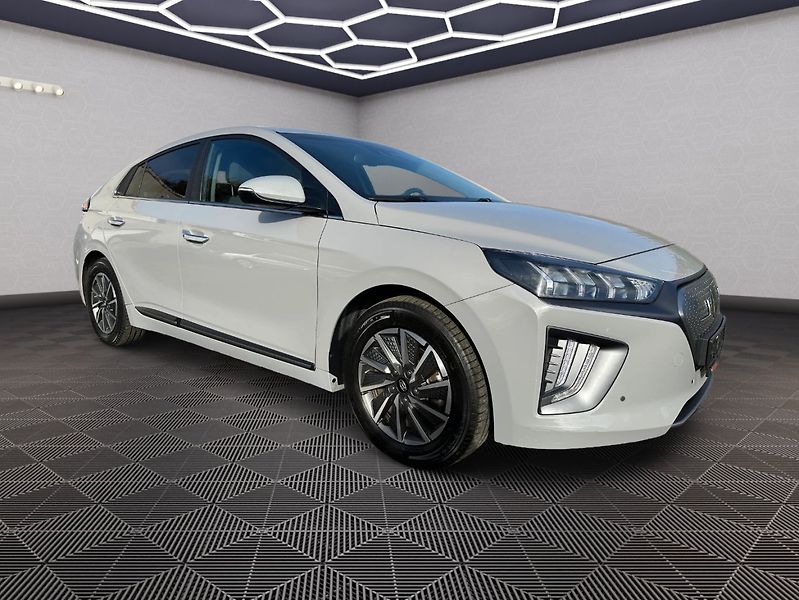 Hyundai IONIQ (2022) 38,3 kWh Level 5 SoH 100% - fotka 1 z 26