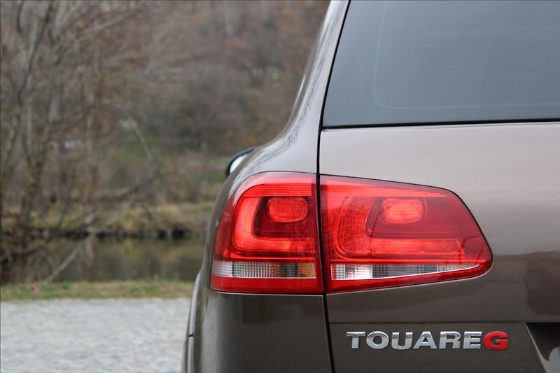 Volkswagen Touareg 3.0 TDI V6/PANOR/TAŽNÉ/NEZ.TOP - fotka 38 z 39