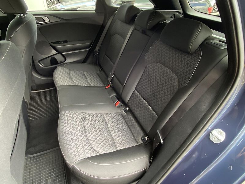 Kia Ceed 1,5 T-GDi 117,5 kW TOP - fotka 21 z 24