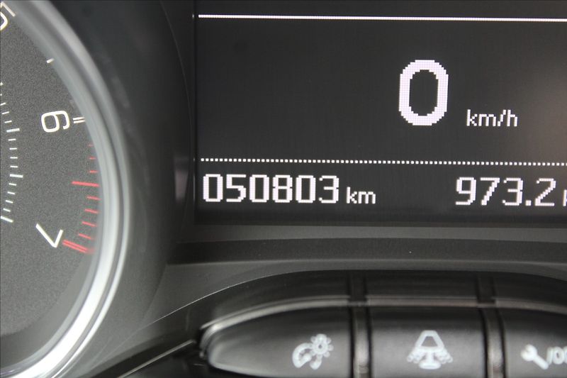 Peugeot 2008 1,2 110K  ČR,1.MAJ,DPH,ALLURE - fotka 9 z 28