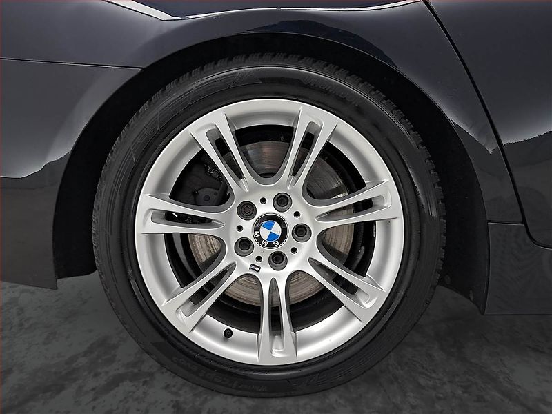 BMW Řada 5 (2011) M Paket 530d xDrive, 4X4 - fotka 15 z 23
