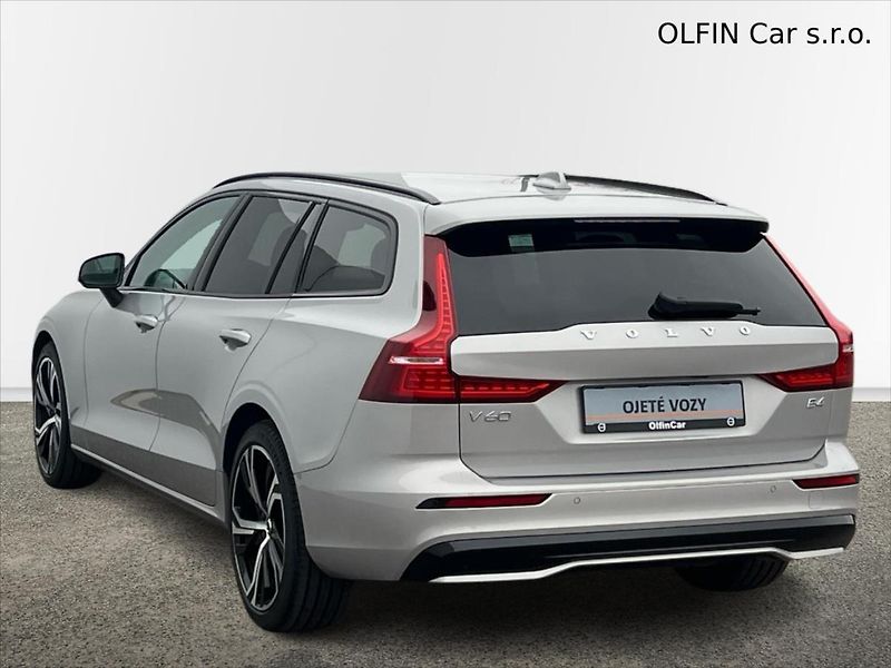 Volvo V60 2,0 145kW FWD PLUS DARK  B4 - fotka 9 z 26
