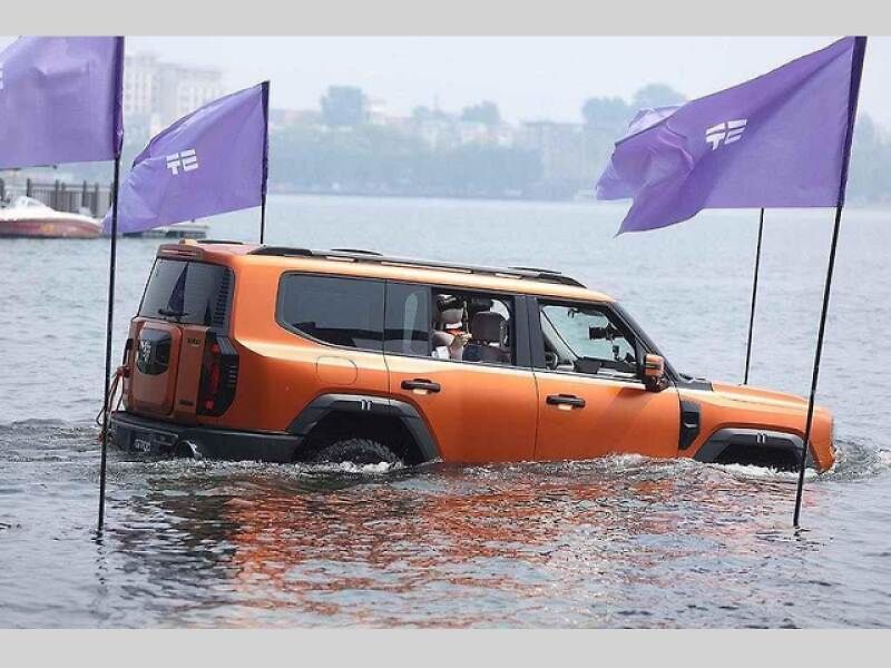 Čínský Jetour G700 Ark Edition dokáže i plavat.