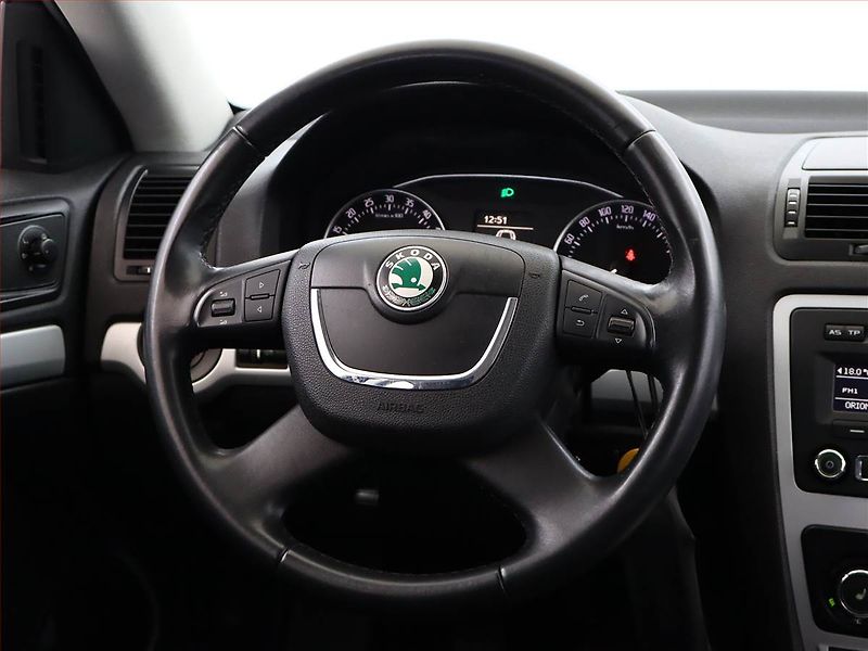 Škoda Octavia (2010) 1.6 TDI, Xenony, Tempomat - fotka 12 z 15