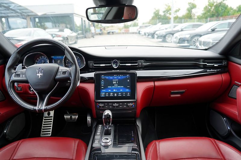Maserati Quattroporte S Q4 3.0i V6/410 PS/automat/B& - fotka 24 z 50