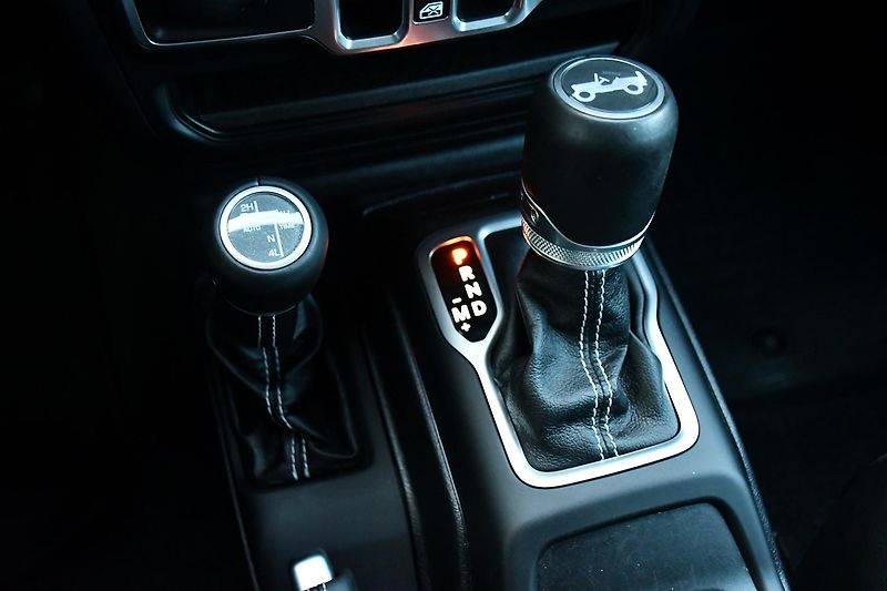 Jeep Wrangler 2.2CRD UNLIMITED REZERVACE - fotka 28 z 51