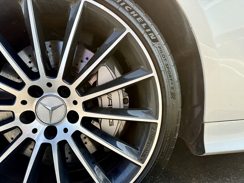 Mercedes-Benz Třídy E (2020) 53 AMG 4MATIC+ kupé - fotka 52 z 58