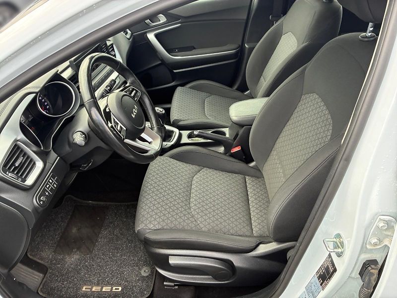 Kia Ceed (2022) FRESH 1.5T-GDI 118kW DPH CZ - fotka 7 z 11