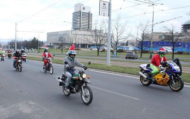 Konvoj motorkářů převlečených za Santa Clause již pošesté projel centrem města Mostu. Na snímku je nádherně vyzdobený 