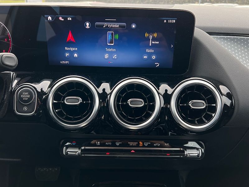 Mercedes-Benz GLA 200 d 4MATIC - fotka 19 z 29