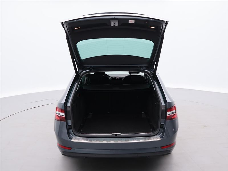 Škoda Superb 2,0 TDI DSG Style - fotka 9 z 36