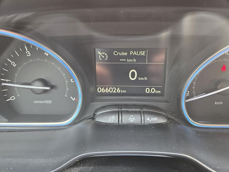Peugeot 2008 (2016) 1.2 PT 110 ALLURE MAN 5 - fotka 14 z 29