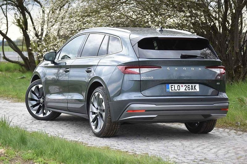 Škoda Enyaq iV při jízdě v chladném počasí