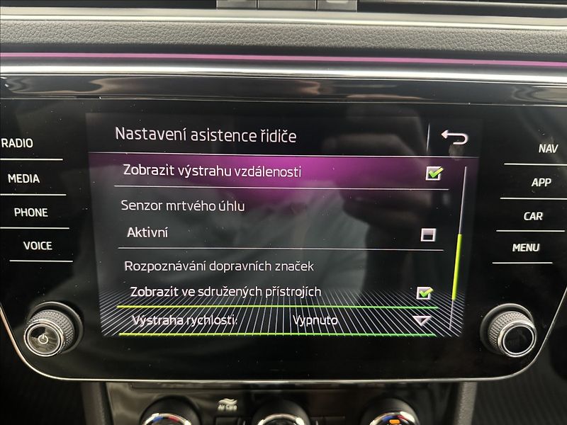 Škoda Superb 2,0 DSG 4X4 ACC CANTON STYLE+ - fotka 21 z 49