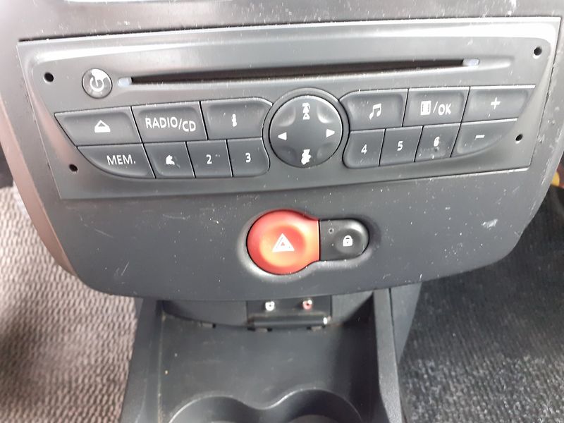 Renault Clio (2009) 1.5 DCi KLIMA - fotka 13 z 20