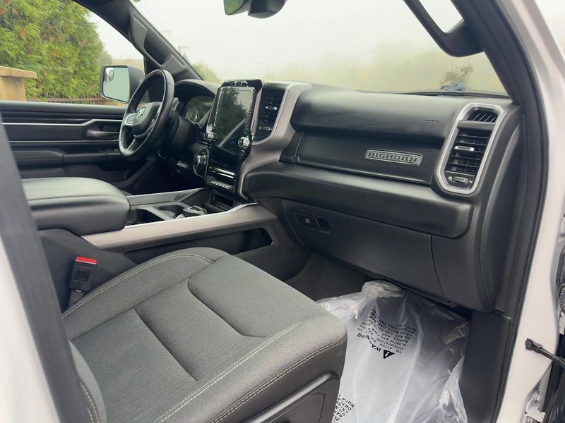 Dodge RAM 1500 (2023) Bighorn 5,7 Hemi Lonestar Crew - fotka 9 z 20