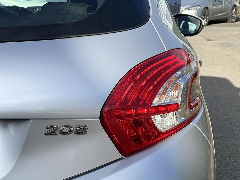 Peugeot 208 1.2i KLIMATIZACE ABS ASR ESP - fotka 40 z 41