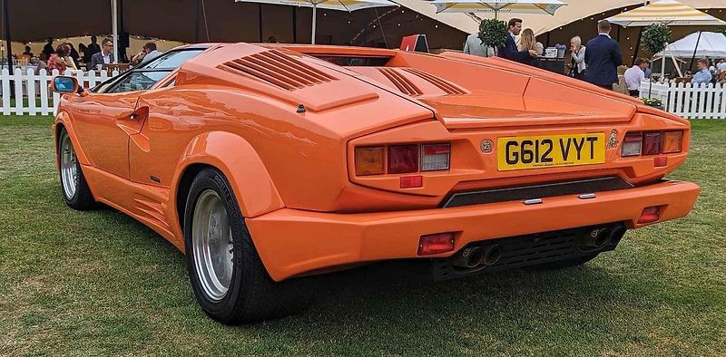 Bylo to první Lamborghini, které svým jménem vybočilo z řady. Lamborghini Countach se stal ikonický vozem 80. a 90. let minulého století.
