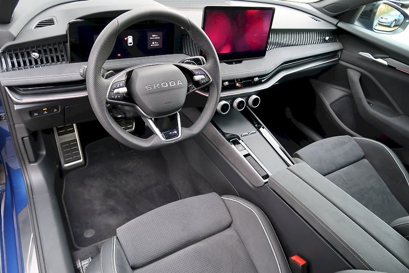 Škoda Superb (2025) Combi SportLine 1,5TSi/150kW D - fotka 6 z 32