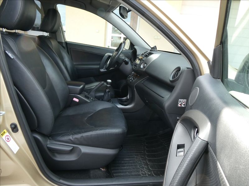 Toyota RAV4 2,2 D-4D 110kW 4x4,ČR,2.majite - fotka 21 z 40