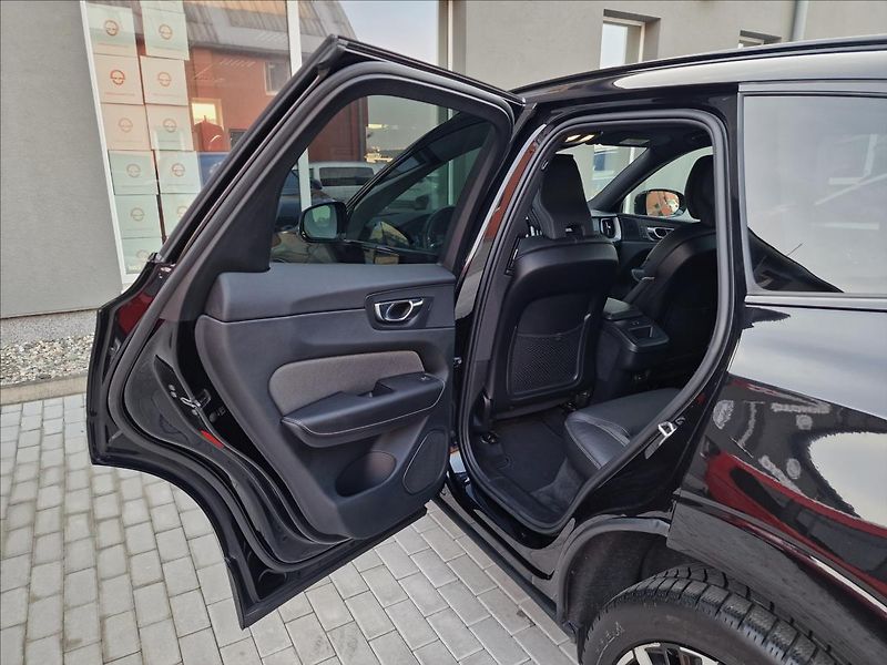 Volvo XC60 B5 184kW Plus Dark Auto,1.Maj - fotka 18 z 50