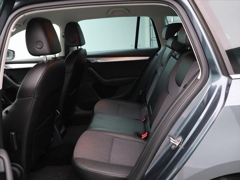 Škoda Octavia 1.6 TDI 85kW DSG Navi Tažné - fotka 13 z 27