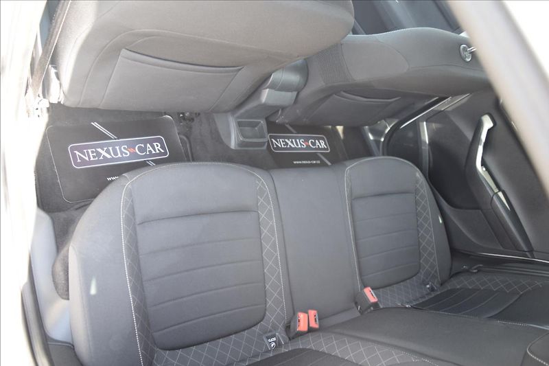 Škoda Fabia 1,2 TSI 66KW TOP VÝBAVA - fotka 19 z 49